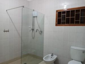 y baño con ducha, aseo y lavamanos. en Roz A Mer - Beach Apartment en Mahe