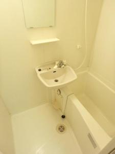 y baño blanco con lavabo y bañera. en 博多駅東貸切Hakataekihigashi Apartment LOFT付き高速WIFI 敷地内駐車場 地下鉄5分 国際線博多駅徒歩圏内 en Fukuoka