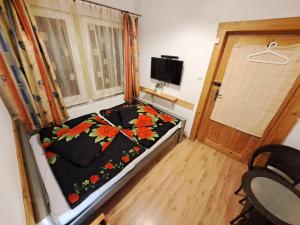 Un pequeño dormitorio con una cama con flores. en Wiking en Szklarska Poręba