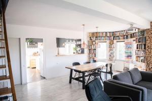 - un salon avec une table à manger et des étagères dans l'établissement Family home, near therme/airport/ lake, Balotesti, à Căciulaţi