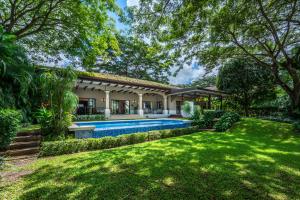 widok na dom z basenem w obiekcie Villa Coral w mieście Playa Conchal