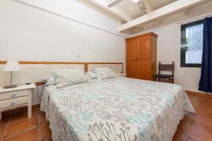 コラレホにあるMammanico Apartamentのベッドルーム1室(ベッド1台、デスク、窓付)