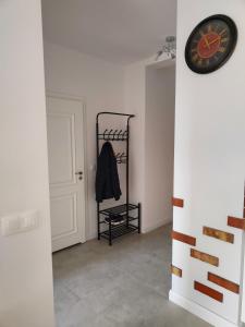 Apartament 60 Kleszczewo Park : ممر به ساعة على الحائط وخزانة