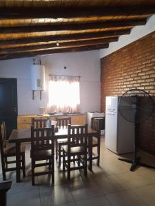 - une cuisine et une salle à manger avec une table et des chaises dans l'établissement Cabañas El Kincho, à Albardón
