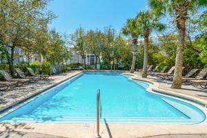 una piscina con árboles y palmeras en Summer Edge Seas the Day, en Santa Rosa Beach