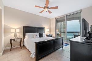 A bed or beds in a room at Portofino Island Resort & Spa Tower Two 1306 Még 30 kép