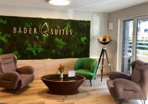Ruang duduk di Bader Suites