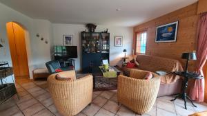 sala de estar con sofá y sillas en Pinson 17 en Champoussin
