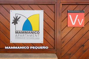 コラレホにあるMammanico Apartamentの木壁の看板