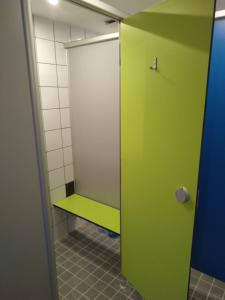 baño con puerta verde y estante verde en Urlaubspension Die Mühle en Schöllnach