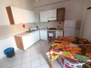 een keuken met een tafel met fruit erop bij Darius Palace in Sartano
