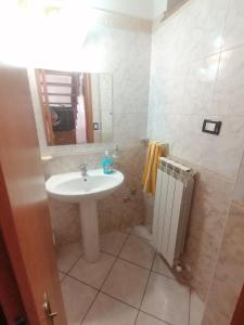 een badkamer met een wastafel en een spiegel bij Darius Palace in Sartano