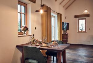 a dining room with a wooden table and chairs at Kittenberger Chalets am Gartensee in Schiltern