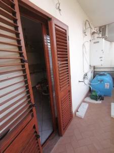 een deur naar een badkamer met een toilet bij Darius Palace in Sartano