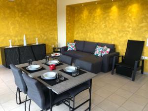 Posedenie v ubytovaní Kakovatos - Luxury sea view apartment “Theodora” 54m2.