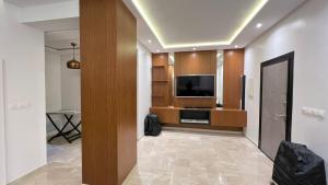 a living room with a television and a room with a hallway at Petit nid douillé au coeur de Casablanca in Casablanca