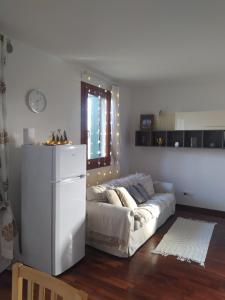 uma sala de estar com um sofá branco e uma janela em L'appartamento Italia B. em Treviso