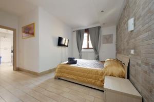 una camera con un grande letto con un muro di mattoni di Vatican Flat Cozy Court a Roma