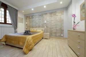 una camera da letto con un letto e un muro di mattoni di Vatican Flat Cozy Court a Roma
