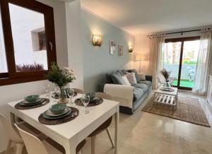 Kép Turquesa Apartment,Punta Prima ,2 bed, 4 swimming pools and cabriolet Peugeot 307 included szállásáról Torreviejában a galériában