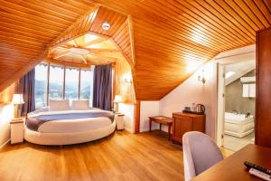 Un dormitorio con una cama grande en una habitación con techos de madera. en Zanike hotel, en Trabzon