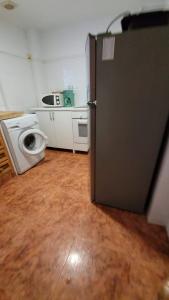 eine Küche mit einem Kühlschrank und einer Waschmaschine in der Unterkunft appartement pied dans l eau in El Brosquil