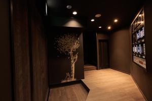 旭川市にある旭川ホテル818-大人専用の壁に木の幹を描いた廊下