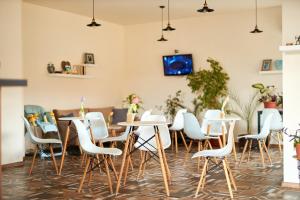 Pokój ze stołami, krzesłami i kanapą w obiekcie Flamingo Plovdiv w Płowdiwie