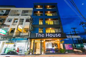 een gebouw met een bord dat het huis leest bij The House Patong in Patong Beach