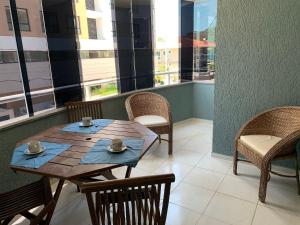 stół i krzesła na balkonie w obiekcie Residencial Atenas I w mieście Bombinhas