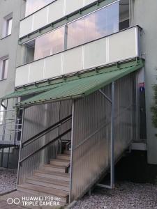 een extern uitzicht op een gebouw met een trap bij apartmán Aneta in Karlsbad