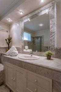 a bathroom with a sink and a large mirror at Molo Bahia Apartment Near the beach in Marbella