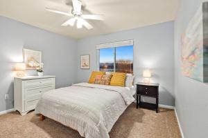 1 dormitorio con 1 cama y ventilador de techo en Family-friendly Home on Boyd Lake, Gorgeous Views!, en Loveland