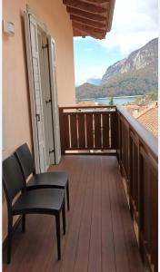 einen Balkon mit einem Stuhl und Blick auf das Wasser in der Unterkunft Appartamenti ALICE MOLVENO in Molveno