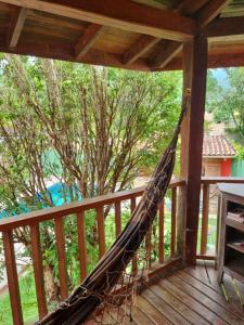 - un hamac sur une terrasse couverte avec un arbre dans l'établissement Chalé dos Sonhos, à Ilhabela