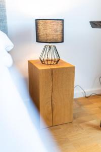 una lámpara sobre una mesa de madera en Handmade I Modern I Luxury I Kitchen I Home Office I Netflix, en Holzgerlingen