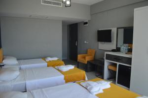 Tempat tidur dalam kamar di LİZBON HOTEL