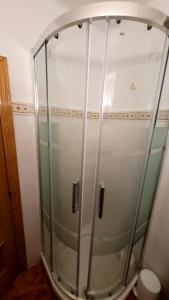 eine Duschkabine mit Glastüren im Bad in der Unterkunft appartement pied dans l eau in El Brosquil