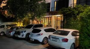 rząd samochodów zaparkowanych na parkingu w obiekcie Azz Hotel w mieście Chiang Mai