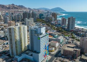 アントファガスタにあるibis Styles Antofagastaの市街と海の空の景色