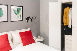 A bed or beds in a room at Mia Suite. Center of Seville