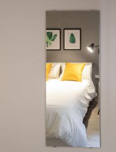A bed or beds in a room at Mia Suite. Center of Seville