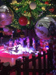 ジェラールメにあるL'Oursonのクリスマスのライトと装飾が施されたクリスマスの展示