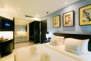 Postel nebo postele na pokoji v ubytování The House Patong