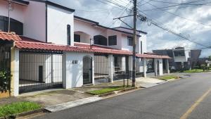 eine leere Straße mit einer Reihe von Häusern in der Unterkunft Don Carlos Place in Alajuela
