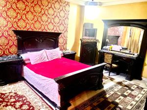 Flip apartment في القاهرة: غرفة نوم مع سرير وملاءات وردية ومرآة
