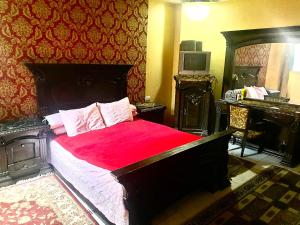 Flip apartment في القاهرة: غرفة نوم بسرير كبير مع بطانية حمراء