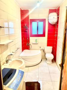 Flip apartment في القاهرة: حمام به مرحاض أبيض ومغسلة