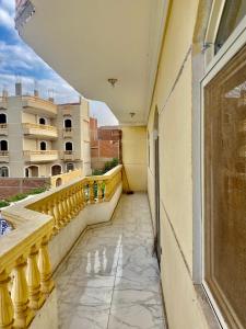 Flip apartment في القاهرة: شرفة مطلة على مبنى