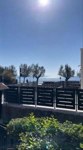 una valla negra con árboles en el fondo en [Casa sul mare]+Posto auto+Giardino+WiFi, en Terracina